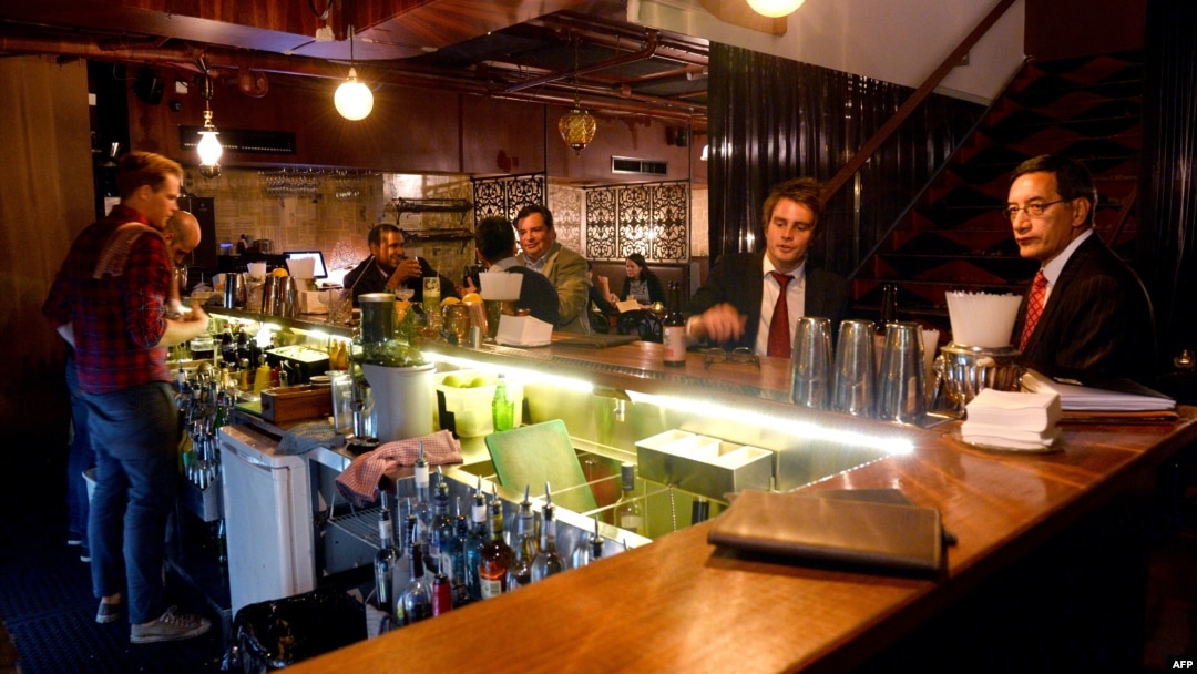 Para tamu menikmati minuman di bar Stitch di kawasan bisnis Sydney, 14 Mei 2013. (Foto: AFP)