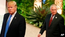 Le secrétaire d'État Rex Tillerson, à droite, accompagne le président Donald Trump, à Manille, aux Philippines, 14 novembre 2017.