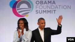 Le couple Obama applaudi lors de la première session du Sommet de la Fondation Obama, Chicago, 31 octobre 2017.