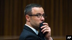 Oscar Pistorius listens to psychiatric evidence for his defense during his ongoing murder trial in Pretoria, South Africa, May 13, 2014.