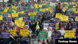 5일 서울역 광장에서 열린 향군,역사교과서 국정화지지 국민대회에서 대한민국재향군인회 회원들이 역사교과서 국정화의 당위성을 주장하는 내용의 구호를 외치고 있다.