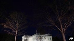 Las luces brillan en la Casa Blanca, en Washington D.C., el 7 de enero de 2021.