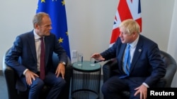 Donald Tusk (à gauche), président du Conseil européen, et le Premier ministre britannique Boris Johnson au siège des Nations Unies à New York, le 23 septembre 2019. Don Emmert / POOL via REUTERS 