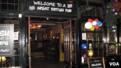 La entrada a un típico "Pub" en el barrio de West End, en Londres. [Foto: Luis Facal, Enviado Especial de la Voz de América].