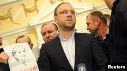 Sergiy Vlasenko (tengah), pengacara mantan PM Yulia Tymoshenko saat melakukan konferensi pers (foto: dok). 