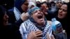 Para anggota keluarga dan kerabat menghadiri pemakaman seorang perawat putri Palestina Razan Al-Najar (21 tahun), yang ditembak tewas tentara Israel saat berusaha menolong demonstran Palestina yang mengalami luka-luka di perbatasan Gaza, di Khan Younis, Jalur Gaza selatan.