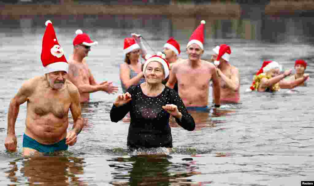 Nadar en el lago Oranke cada d&#237;a de Navidad, sin importar la temperatura o la edad, es una costumbre arraigada en Berl&#237;n, Alemania. [Reuters].