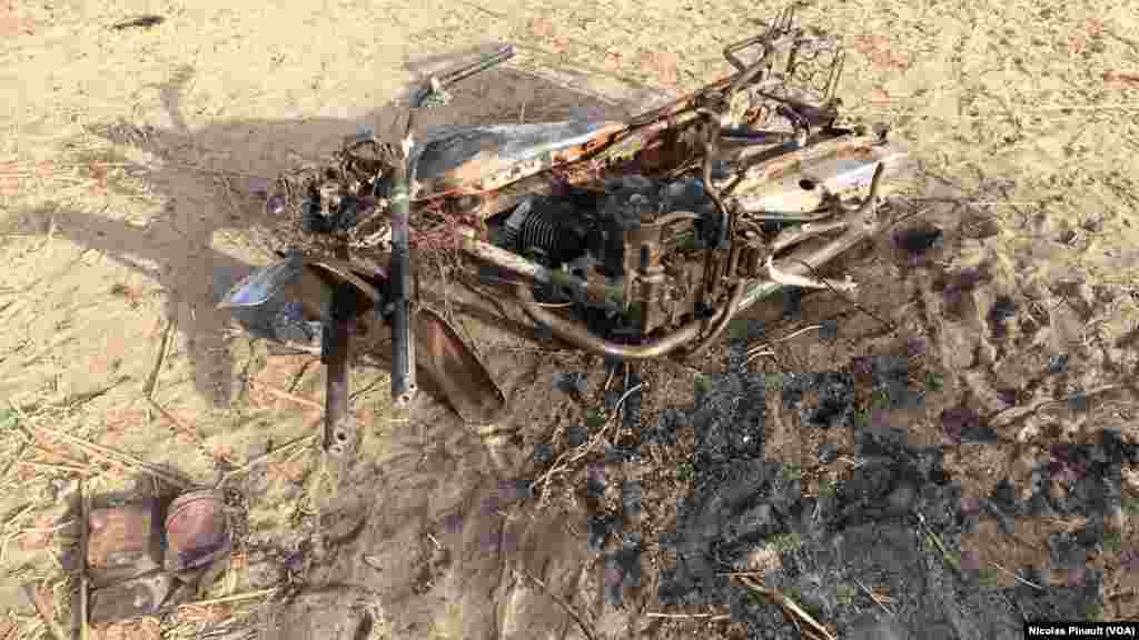 La carcasse calcinée d'une moto appartenant à un assaillant de Boko Haram, dans le village nigérien de Zenam Kelouri, le 29 février 2016. (VOA/Nicolas Pinault)
