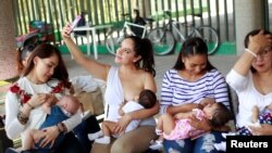 Madres en Ciudad Juárez, México, amamantan a sus hijos para promover la Semana Mundial de Lactancia Materna el 4 de agosto de 2020.