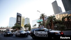 Kendaraan polisi berbaris Las Vegas Boulevard menyusul penembakan massal di Las Vegas, Nevada, AS, 4 Oktober 2017.