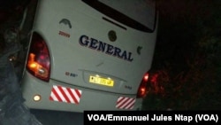 Un bus de la société General express voyages après un accident de la circulation à Yaoundé, Cameroun, 3 novembre 2017. (VOA/Emmanuel Jules Ntap)