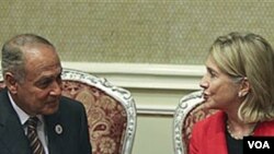 La secretaria de Estado, Hillary Clinton, habla con el ministro de Relaciones Internacionales de Egipto, Ahmed Aboul Gheit.