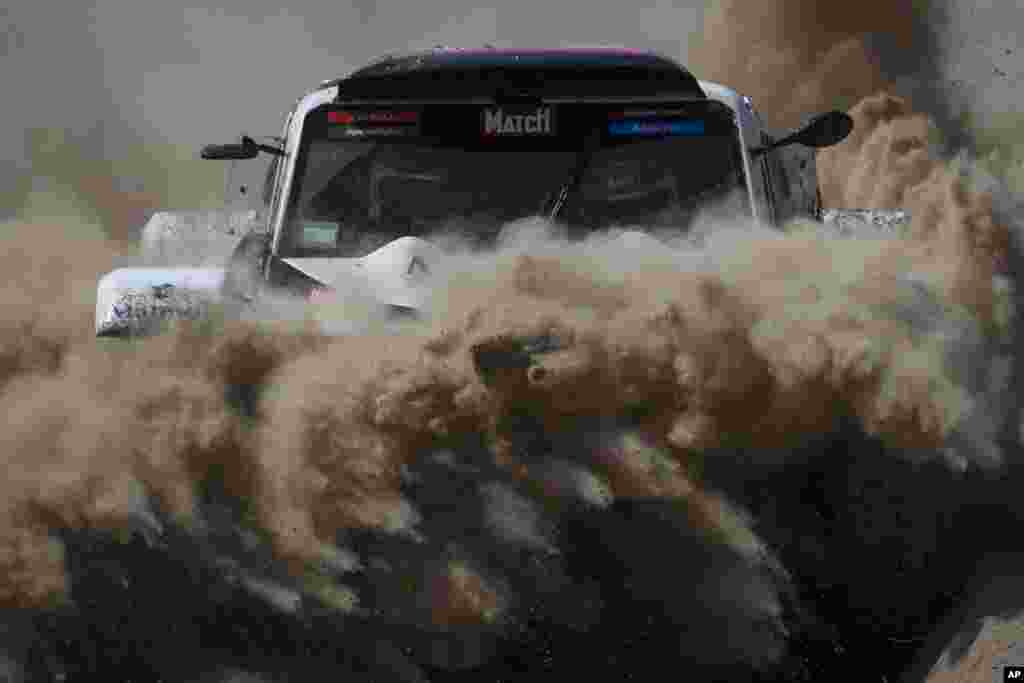 Tay lái Pascal Thomasse và phụ lái Pascal Larroque người Pháp tham gia chặng đua thứ ba của giải đua xe Dakar Rally 2015 giữa thành phố San Juan và Chilecito của Argentina, ngày 6 tháng 1, 2015.