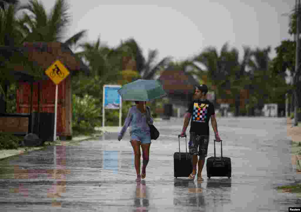 En plena temporada de vacaciones, los turistas también tuvieron que abandonar la zona.