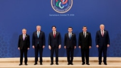 美国国务卿马尔科·卢比奥在乌兹别克斯坦撒马尔罕的会议中心，与乌兹别克斯坦、哈萨克斯坦、塔吉克斯坦、土库曼斯坦和吉尔吉斯斯坦的外交部长们一同拍摄“C5+1”部长级会议合影。（2026年10月19日）