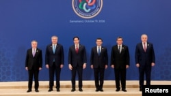 美国国务卿马尔科·卢比奥在乌兹别克斯坦撒马尔罕的会议中心，与乌兹别克斯坦、哈萨克斯坦、塔吉克斯坦、土库曼斯坦和吉尔吉斯斯坦的外交部长们一同拍摄“C5+1”部长级会议合影。（2026年10月19日）