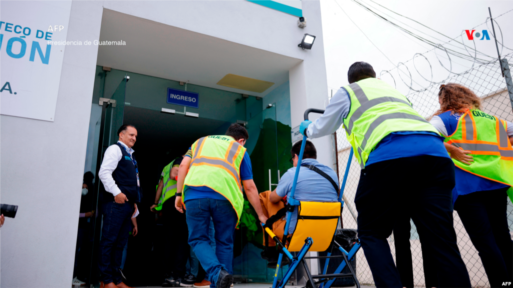 Un preso político nicaragüense liberado está siendo transportado en una silla de ruedas&nbsp;a su llegada a la Base de la Fuerza Aérea en la Ciudad de Guatemala el 5 de septiembre de 2024.