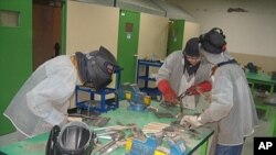 须藤电力科技高中的学生在上工程课