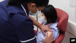 Enfermeras de un hospital de Londres simulan la administración de la vacuna de Pfizer aprobada recientemente por los reguladores británicos.