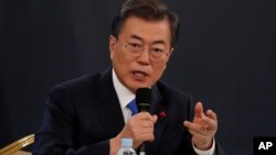 El presidente surcoreano, Moon Jae-in, destacó el miércoles que la desnuclearización de Corea del Norte es el objetivo a largo plazo de sus esfuerzos por comprometerse con Pyongyang para participar en los próximos Juegos Olímpicos.