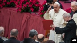 El papa Francisco se reúne con los donantes del abeto instalado en la Plaza de San Pedro como árbol de Navidad y con aquellos que han elaborado el belén de tamaño natural a los pies del árbol, en el Aula Pablo VI del Vaticano, el sábado 7 de diciembre de 2024. AP