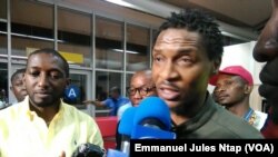 Rigobert Song est accueilli par les médias à l’aéroport de Yaoundé, 1er avril 2017. (VOA/Emmanuel Jules Ntap)