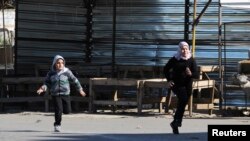 کودکان لبنانی در گریز از گلوله، طرابلس، دوشنبه ۲۰ ژانویه