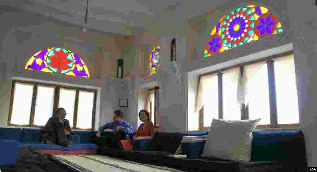 From right, Kate and Stephen Steinbeiser and architect Abdullah al Hadrami in the mafraj, a traditional room to chew qat. (E. Arrott/VOA)