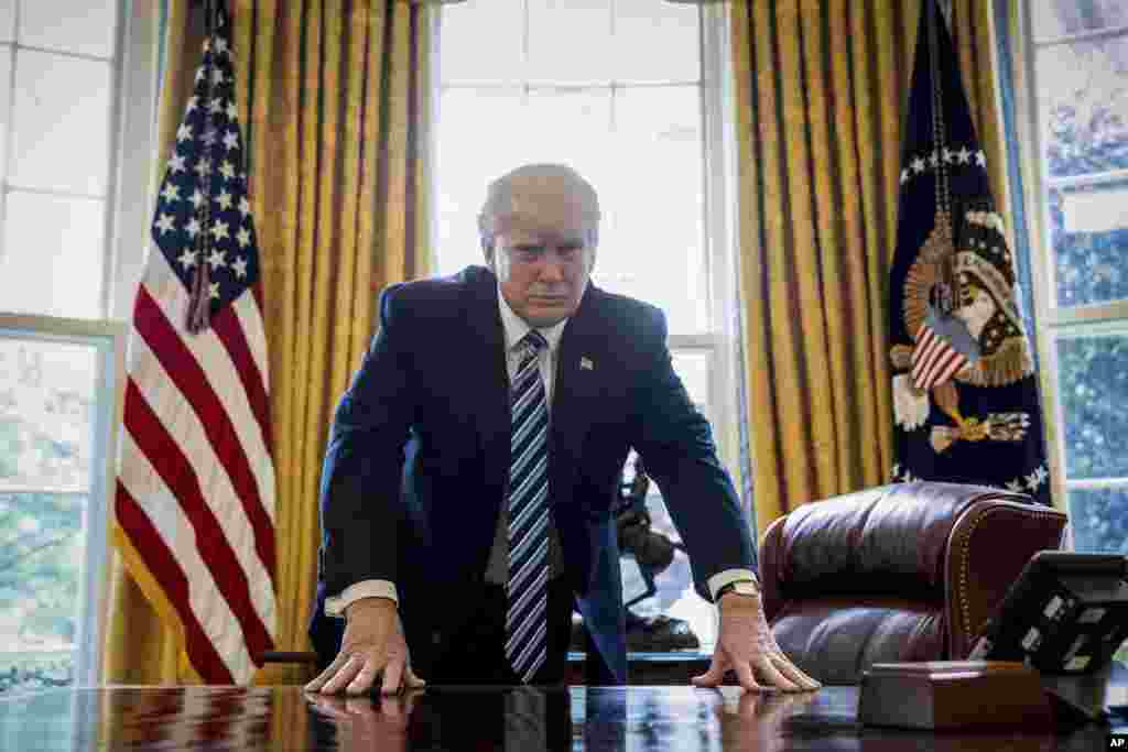 Donald Trump posa para a foto no Salão Oval da Casa Branca. Abril 21, 2017