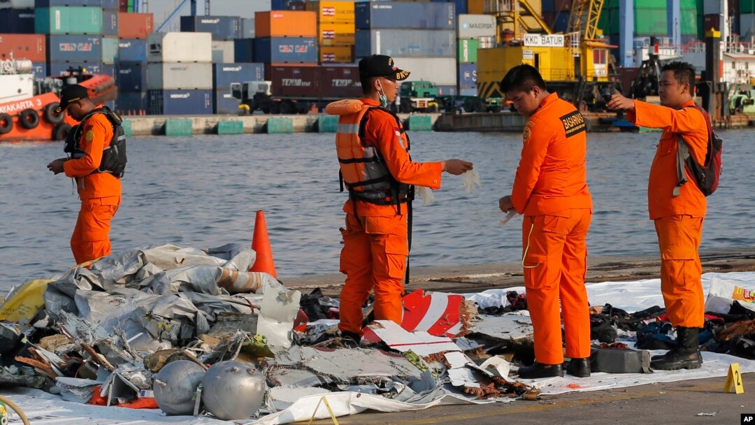 Tim SAR Indonesia memeriksa puing-puing pesawat di Tanjung Priok, Jakarta, 29 Oktober 2018, yang diperkirakan pecahan pesawat milik maskapai Lion Air yang jatuh.