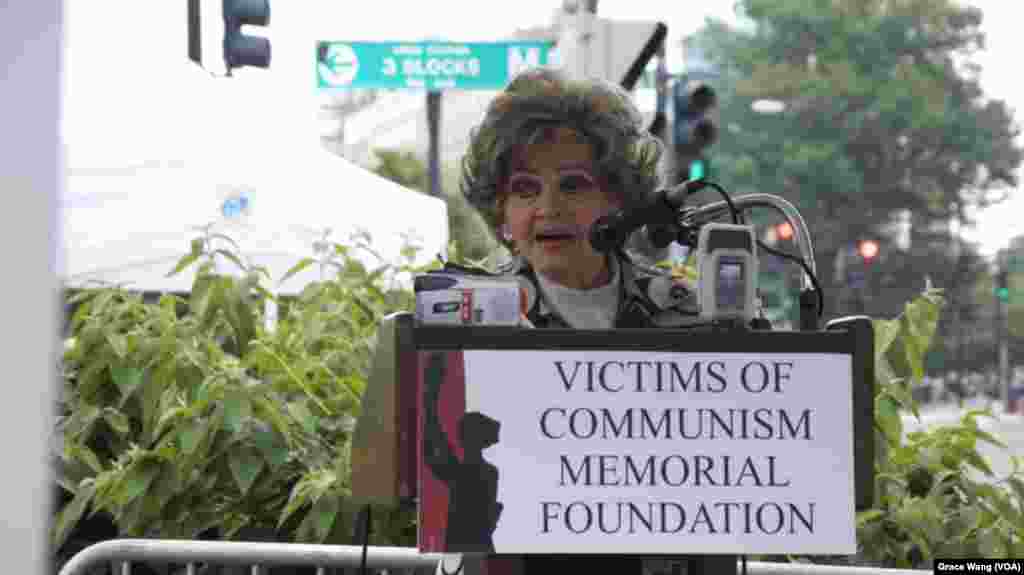 已故国会众议员兰托斯的遗□c、兰托斯基金会主席安奈特.兰托斯