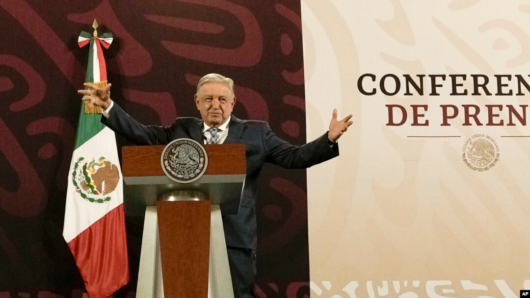 ARCHIVO - El presidente mexicano, Andrés Manuel López Obrador, da su conferencia de prensa matutina programada habitualmente en el Palacio Nacional de la Ciudad de México, el 15 de abril de 2024. AP