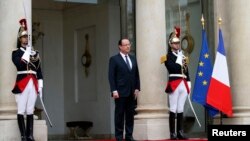 Presiden Perancis Francois Hollande berdiri di depan istana Elysee (Foto: dok). Presiden Hollande telah menandatangani UU yang melegalkan pernikahan sesama jenis di Perancis.