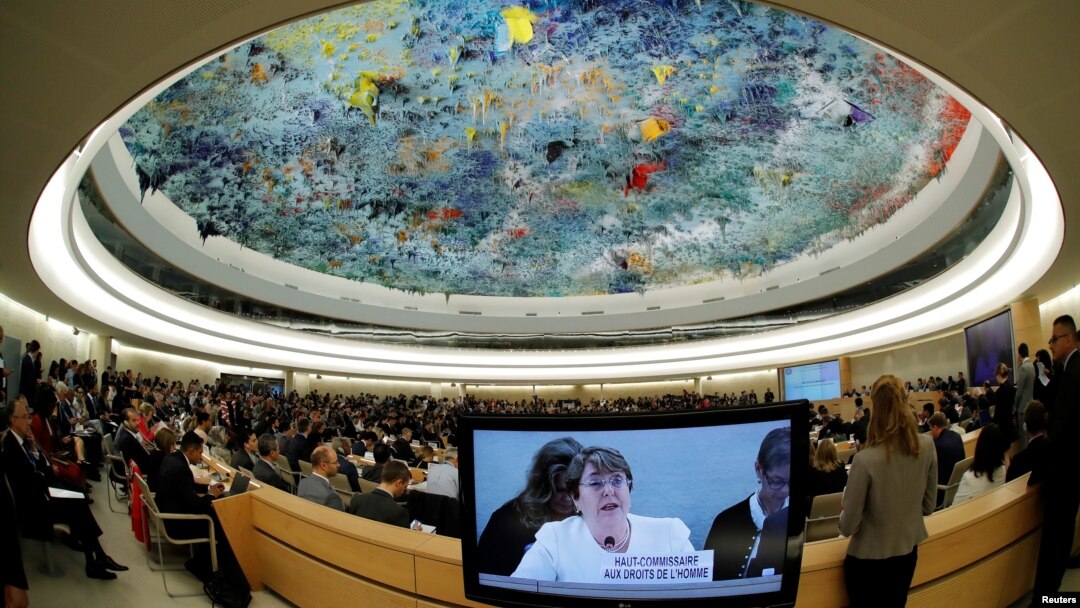 Delegados escuchan el discurso de la nueva Alta Comisionada de la ONU para DD.HH. Michelle Bachelet en Ginebra, Suiza, el lunes, 10 de septiembre de 2018.