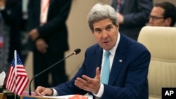 ລັດຖະມົນຕີຕ່າງປະເທດ ທ່ານ John Kerry ໂອ້ລົມກັບ ບັນດາລັດຖະມົນຕີຕ່າງປະເທດ ຢູ່ທີ່ກອງປະຊຸມອາຊ່ຽນ ຄັ້ງທີ 47 ໃນ Naypyitaw ປະເທດ Myanmar, ເມື່ອວັນເສົາທີ 9 ສິງຫາ 2014. 