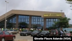 Façade de l'aéroport international cardinal Bernardin Gantin de Cotonou, le 17 mai 2017. (VOA/Ginette Fleure Adande)