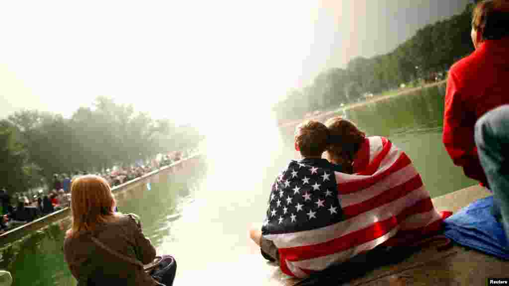 Les gens regardent les feux d'artifice lors des celebrations d'Independence Day&nbsp; sur le National Mall à Washington, le 4 juillet 2016.