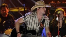 Jason Aldean encabeza la cartelera country por tercera semana consecutiva.