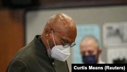 Muhammad Aziz, 83, satu dari dua pria yang menghabiskan bertahun-tahun di penjara karena tuduhan membunuh aktivis HAM Malcolm X, tampak menunduk saat persidangan pembebasan dari tuduhan terhadap dirinya dalam kasus tersebut di New York, pada 18 November 2021. (Foto: Reuters)
