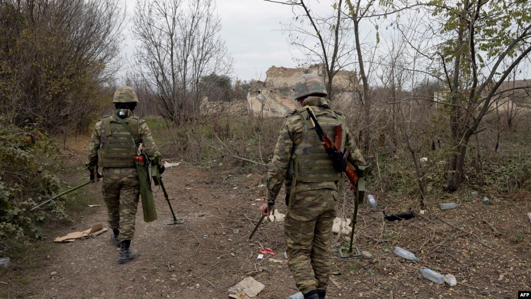 Tentara Azerbaijan membersihkan ranjau di pedesaan di luar kota Fuzuli pada 26 November 2020. Pada 27 Mei 2021, 6 tentara Armenia ditangkap Azerbaijan. (Foto: AFP)