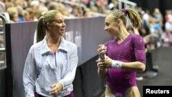 Olivia Greaves riant avec son coach Maggie Haney lors du championnat de gymnastique, USA, le 9 août 2019.