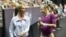 Olivia Greaves riant avec son coach Maggie Haney lors du championnat de gymnastique, USA, le 9 août 2019.