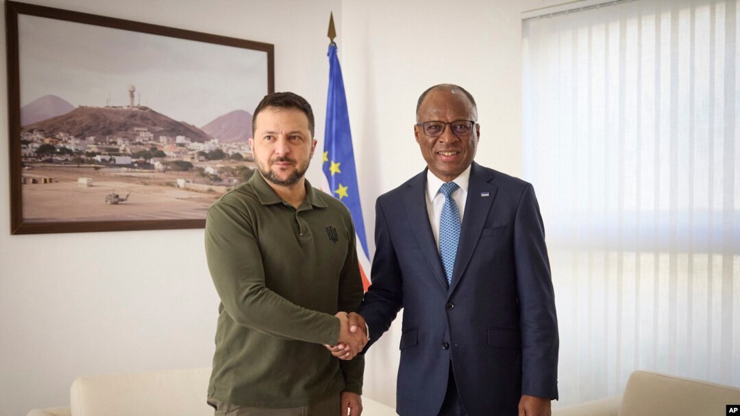 El presidente de Ucrania, Volodymyr Zelenskyy, izq, se reúne con el primer ministro de Cabo Verde, Ulisses Correia e Silva, en Cabo Verde, el 9 de diciembre de 2023 en una escala en su viaje a Argentina para la asunción del recién elegido presidente Javier Milei. 