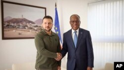 El presidente de Ucrania, Volodymyr Zelenskyy, izq, se reúne con el primer ministro de Cabo Verde, Ulisses Correia e Silva, en Cabo Verde, el 9 de diciembre de 2023 en una escala en su viaje a Argentina para la asunción del recién elegido presidente Javier Milei. 