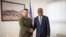 El presidente de Ucrania, Volodymyr Zelenskyy, izq, se reúne con el primer ministro de Cabo Verde, Ulisses Correia e Silva, en Cabo Verde, el 9 de diciembre de 2023 en una escala en su viaje a Argentina para la asunción del recién elegido presidente Javier Milei. 