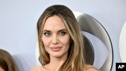 Angelina Jolie hadir di acara penganugerahan Tony di New York, pada 16 Juni 2024. (Foto: Evan Agostini/Invision/AP, File)