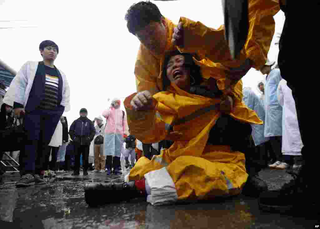 여객선 세월호 실종자 가족이 18일 사고수습 현장 지휘본부가 있는 전라남도 진도군 팽목항에서 오열하고 있다.