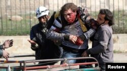 Thường dân Syria bị thương trong một vụ không kích ở thành phố Aleppo.