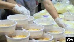 Yunanistan'daki bir aşevi yemek servisi yaparken