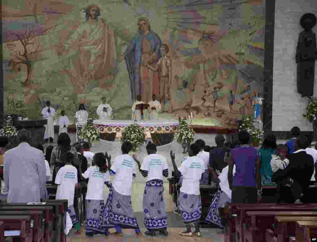 Miles esperaron la madrugada del día de Navidad para participar de las celebraciones de alegría por el nacimiento del "hijo de Dios", en Nairobi, Kenya.